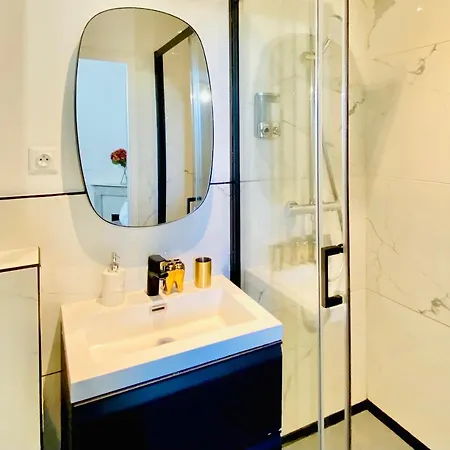 Designer Garden View Ac, Fiber Wifi Heart Of Apartment *
