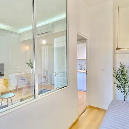 Designer Garden View Ac, Fiber Wifi Heart Of Apartment *